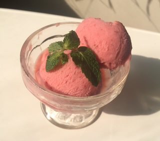 How to Make Strawberry Frozen Yogurt